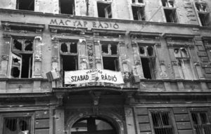 A Magyar Rádió szétlőtt épülete a Bródy Sándor utcában