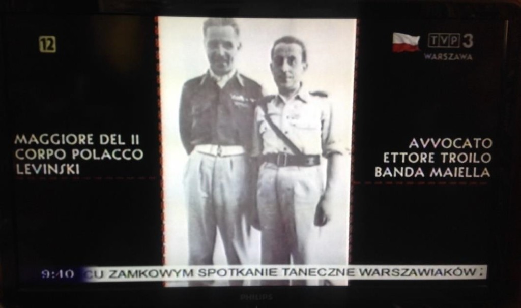 Fig. 3. Frozen frame from the documentary Za naszą i waszą wolność / Per la nostra e vostra libert, dir. Elena de Varda, 2014. The logo of the station is accompanied by the Polish national flag.