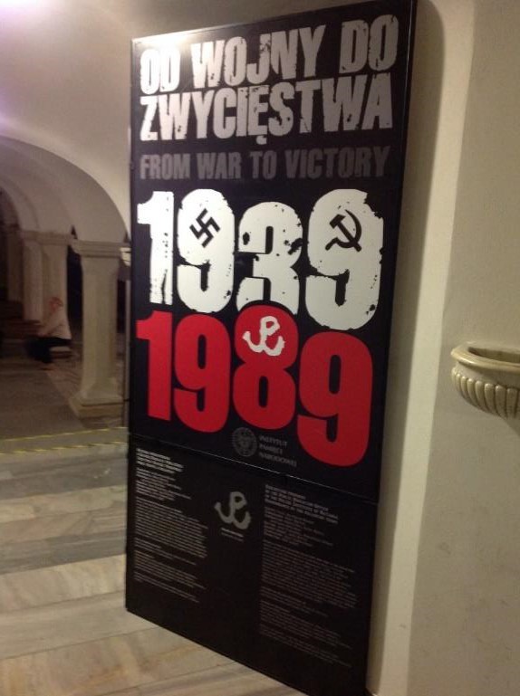 Fig. 5. The title of the exhibition on the stand in the Saint Cross Church crypt. Photo: UJ.