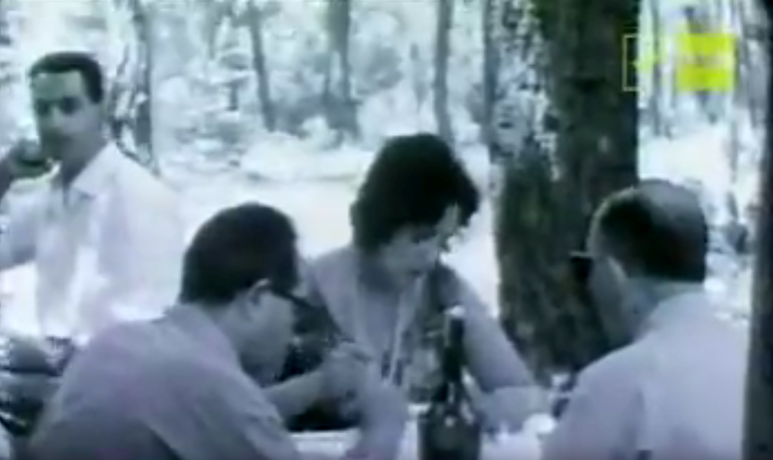 “Summer holiday picnic in the 1960s”. On Facebook a viewer comments: “Those filmed here were all born before or during the war and had been subjected to the hardships of war. For them the material well-being of the 1960s was like paradise”.