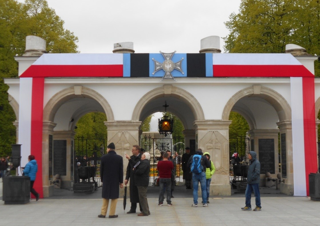 During this day a flag can be used for decoration of some significant object – such as the Unknown Soldier Monument in Warsaw. (photo by UJ).