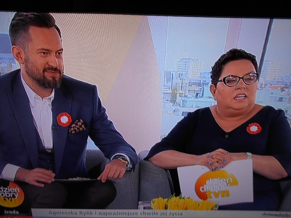Frozen frame from TVN morning program Dzień dobry TVN, In different television channels speakers wear cotillions to stress the solemn character of celebration.
