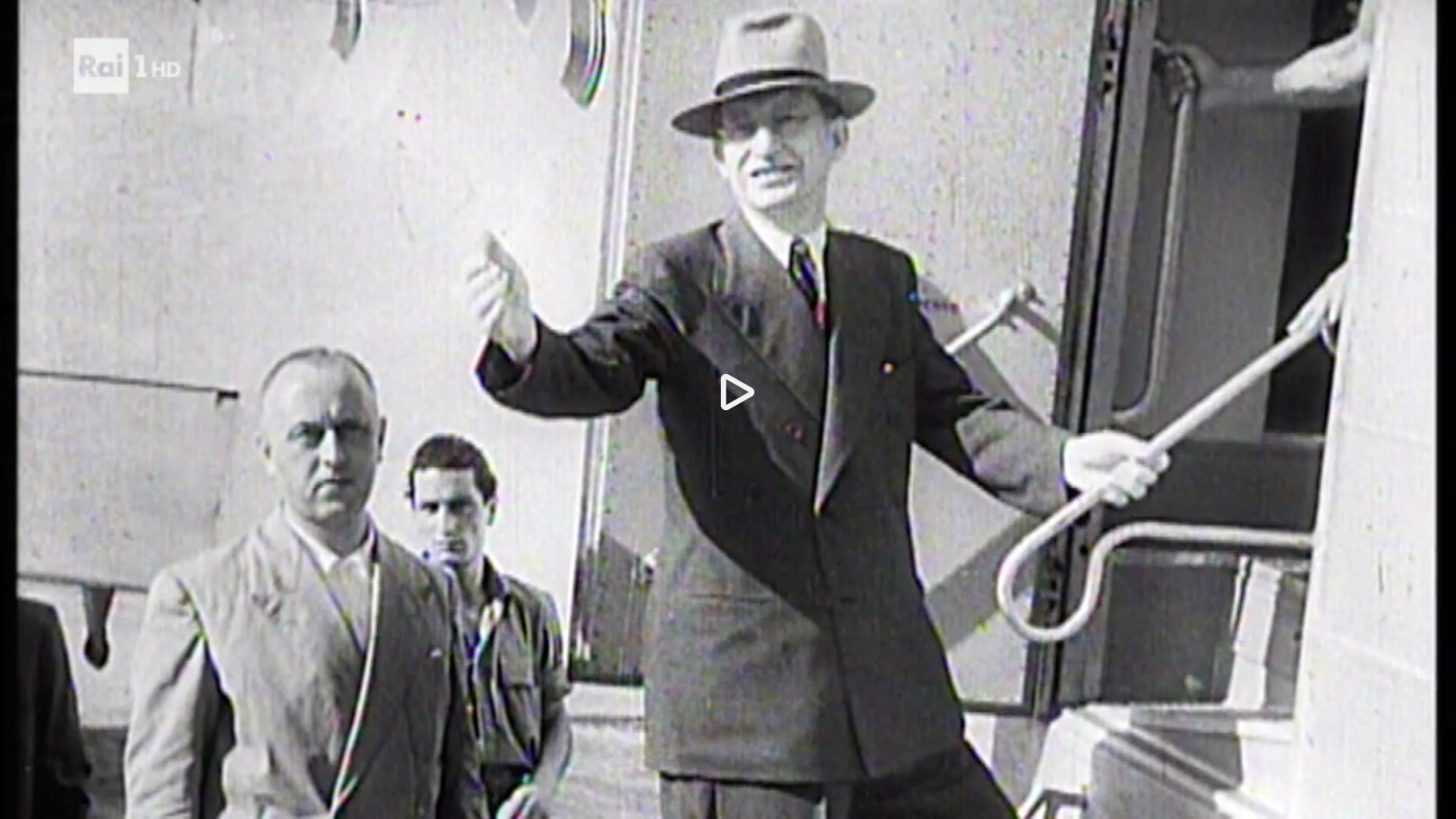 De Gasperi leaving Rome for the Paris peace conference